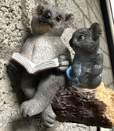 Polyresin wand solarlamp "Koala's op boomstam" - meerkleurig + bruin - met LED - Wand model - hoogte 12 x 10 x 10 cm - Tuindecoratie - Tuinverlichting