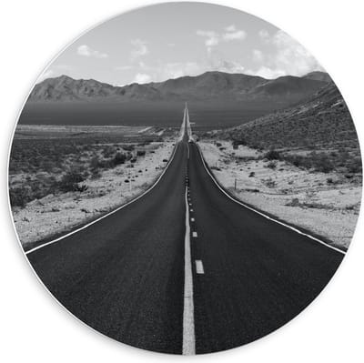 Forex Wandcirkel - Weg door Berglandschap (zwart/wit) - 60x60cm Foto op Wandcirkel (met ophangsysteem)