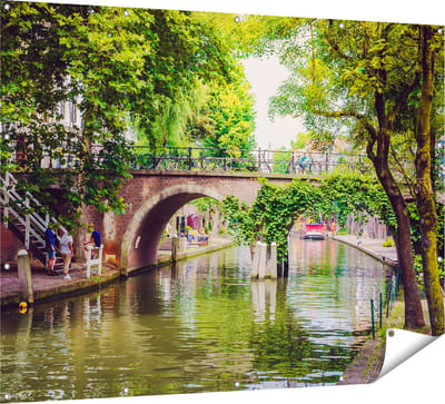 Gards Tuinposter Dichtbegroeide Brug op de Oudegracht in Utrecht - 160x120 cm - Tuindoek - Tuindecoratie - Wanddecoratie buiten - Tuinschilderij