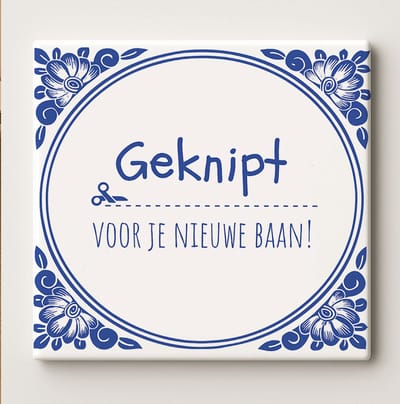 Geknipt voor je Nieuwe Baan Tegel 15x15cm – Grappige Delfts Blauwe Keramische Wanddecoratie – Felicitatiecadeau voor Nieuwe Baan of Collega