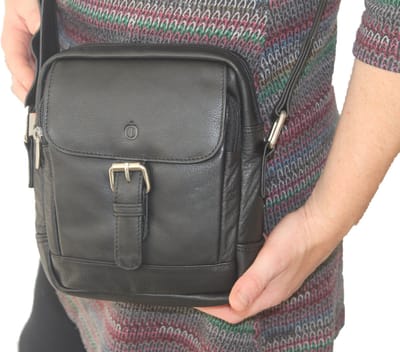 Oi zwarte lederen Damestas of Herentas met brede lederen schouderband / uniseks schoudertas met rits / ruime tas om om te hangen ook cross te dragen / zwart leer / 451