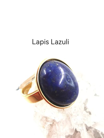 Ring - RVS - maat 18 - Edelsteen - Lapis Lazuli - ovaal - Goudkleurig - Lapis Lazuli met wijsheid, waarheid, innerlijke kracht en harmonieuze relaties.
