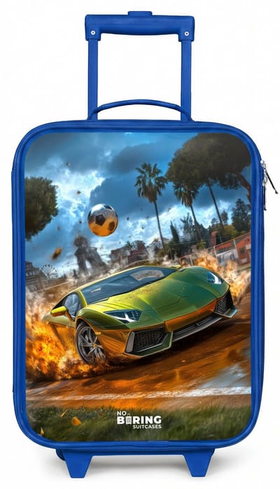 NoBoringSuitcases.com® - Kinderkoffer blauw - Kindertrolley jongen - Sportauto knalt door voetbalveld met bal - Koffer kind lichtgewicht - Reiskoffer trolley voor kinderen - Koffertje met lichtgevende wieltjes - Rolkoffer