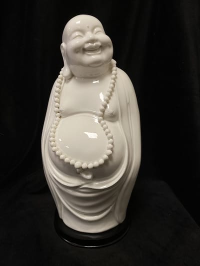Schitterend handgemaakt wit porseleinen Boeddhabeeld FengShui boeddha op houten voet 33cm