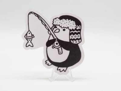 Vissende Pinguïn Sticker - Dieren in het Dagelijks Leven | Vera's Arts & Dice | Schattige Stickers - Handgemaakte Stickers - Journaling - Bullet Journal - Scrapbooking - Leuke Stickers - Laptop Sticker - Telefoon Sticker