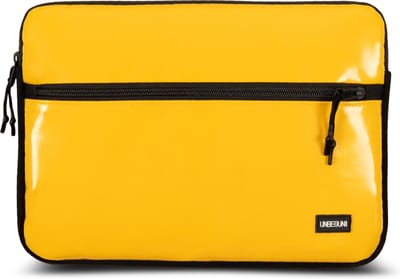 MacBook Pro 14 inch hoes met voorvak (van gerecycled materiaal) - Gele laptop sleeve of case voor MacBook Pro 14 inch M4/M5 (2026/2025) - Duurzame keuze