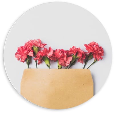 Forex Wandcirkel - Enveloppe met Roze Bloemen - 60x60cm Foto op Wandcirkel (met ophangsysteem)