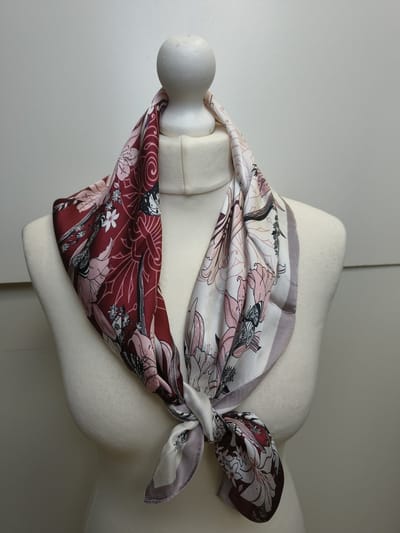 Vierkante dames sjaal Zelda-gebloemd motief-bordeaux rood wit roze zwart-70x70-neksjaal-halssjaal
