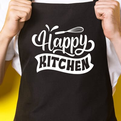 Zwart keukenschort / BBQ-schort met tekst | Happy kitchen | Katoen - One size - Verstelbaar - Wasbaar - Cadeau voor hem - Vaderdag - Gratis verzending - Cadeau voor Kerst & sinterklaas | Incl. 2 jaar garantie