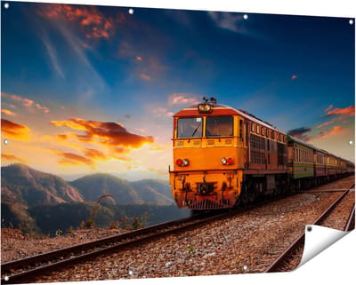 Gards Tuinposter Trein tussen de Bergen in Thailand - 150x100 cm - Tuindoek - Tuindecoratie - Wanddecoratie buiten - Tuinschilderij