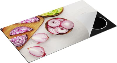 Chefcare Inductie Beschermer Gesneden Uien op een Witte Houten Tafel - 95x50 cm - Afdekplaat Inductie - Kookplaat Beschermer - Inductie Mat