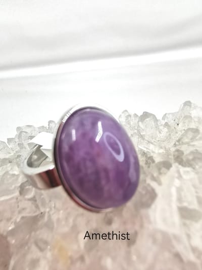 Ring - RVS - edelsteen - Amethist - ovaal - Zilverkleurig - maat 17 - Edelsteen ringen zijn niet alleen prachtige sieraden, maar ook dragers van diepe betekenis en symboliek.