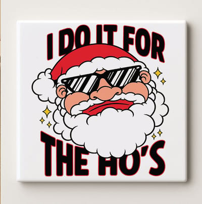 Grappige Kerst Tegel – “I Do It for the Ho’s” 15x15cm Keramische Wanddecoratie | Leuke Feestdecoratie Cadeau voor Mannen & Volwassenen
