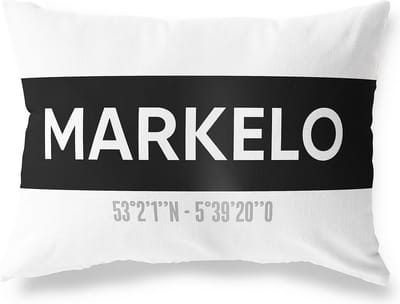 Tuinkussen MARKELO - OVERIJSSEL met coördinaten - Buitenkussen - Bootkussen - Weerbestendig - Jouw Plaats - Studio216 - Modern - Zwart-Wit - 50x30cm