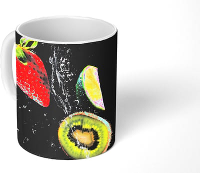 Mok - Koffiemok - Fruit - Water - Zwart - Stilleven Aardbei - Kiwi - Mokken - 350 ML - Beker - Koffiemokken - Theemok