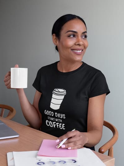 Shirt - Good days start with coffee - Wurban Wear | Grappig shirt | Koffie | Unisex tshirt | Koffiezetapparaat | Koffiebonen | Wit, Rood & Zwart