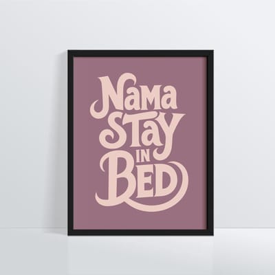 Yoga Poster “Namastay in Bed” 21x30 cm Small - Yoga Humor Wanddecoratie - Selfcare poster Perfect voor Ontspanning en Zelfzorg