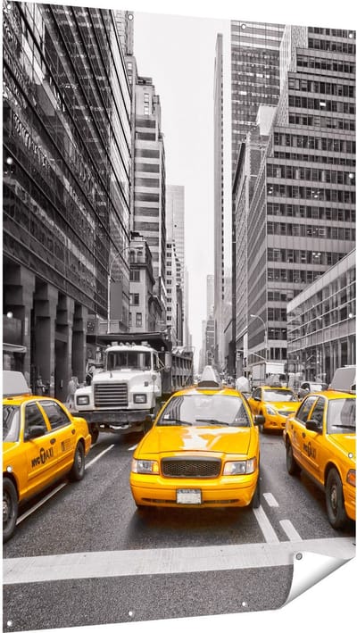Gards Tuinposter New York Gele Taxi's - Zwart Wit - 120x180 cm - Tuindoek - Tuindecoratie - Wanddecoratie buiten - Tuinschilderij