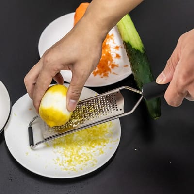 carmdering - RVS Käsereibe – Vaatwasmachinebestendige Handrasp | Multifunctionele Rasp voor Kaas, Citrus, Chocolade & Kruiden | Ergonomische Antislip Greep – Zilver