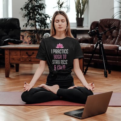Shirt - I practice yoga to stay nice and calm - Wurban Wear | Grappig shirt | Leuk cadeau | Unisex tshirt | Yoga | Yoga nidra | Yoga shirt | Yogamat | Wit