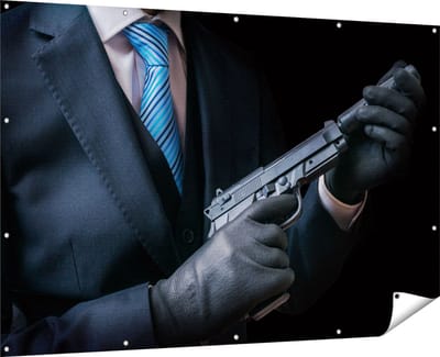 Gards Tuinposter Maffia Man met een Pistool in Handen - 180x120 cm - Tuindoek - Tuindecoratie - Wanddecoratie buiten - Tuinschilderij