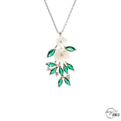 OZ Jewels Zilveren Ketting met Uniek Magnolia Design Versierd met Synthetische Smaragd - Accessoires - Liefdessieraden - Liefdesketting - Love Ketting - Damesketting - Valentijnsdag - Cadeau - Moederdag - In mooie geschenkverpakking