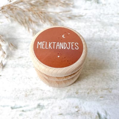 Tandendoosje | melktandjes | melktandendoosje | roest | opdruk: sticker