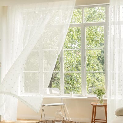Qelus Boho Gordijnen met Pompons - Vitrage Kant en Klaar Tunnelzoom - Luchtige Voile Landhuisstijl Woonkamer - 140x213cm - Wit - 1 Stuks
