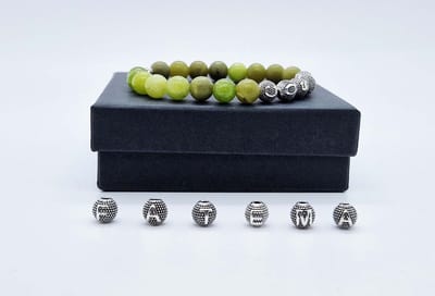 Handgemaakte Natuurstenen armband met metaal naam " Kraal Koreaanse jade" - Met je naam of de naam van uw geliefde- 8 mm diameter van de korrel- Diameter armband 20 cm - Een mooi cadeau voor familie en vrienden