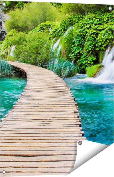 Gards Tuinposter Houten Pad op het Water bij de Watervallen - 60x80 cm - Tuindoek - Tuindecoratie - Wanddecoratie buiten - Tuinschilderij