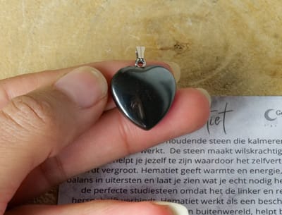 Hematiet Hart Hanger - Perfect cadeau voor mannen en vrouwen - Inclusief uitleg - Spiritueel - Hematite - Bescherming - Kalmerend - Zelfvertrouwen - Malende gedachten - Slaapproblemen - Moed - 100% NATUURLIJK