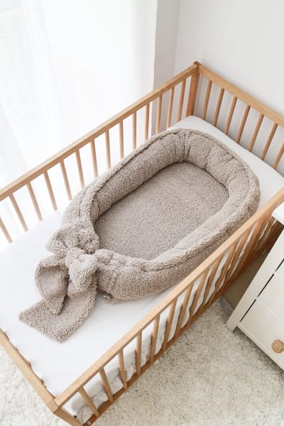 Babyly - Teddy Babynest Met Strik - Taupe - Babyaccessoires - Babynestje - Babykamer - Teddystof