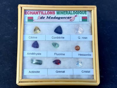 Facet geslepen gemstones in doosje