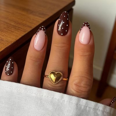 Almond Bruine Nepnagels met Franse Tip, Glanzende Acryl Volledige Bedekking, 24 Stuks voor Vrouwen, Ideaal voor Feestjes en Dagelijks Gebruik