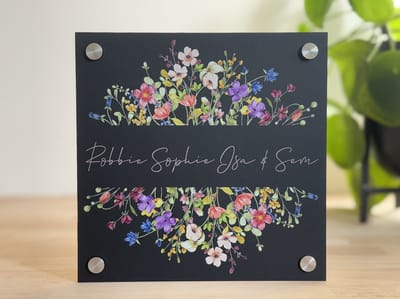 Naambordje / huisnummer voordeur veldbloemen in kleur 20x20cm matt zwart
