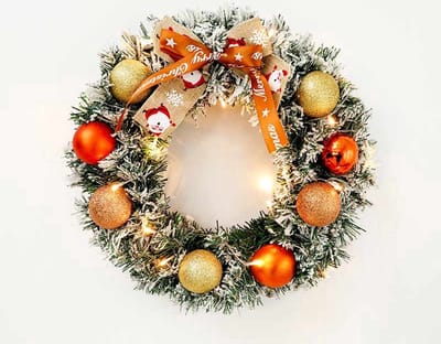 Premium Kerstkrans (40cm)-Met Led Lampjes op Batterijbox-Met Decoraties-Versierd met gouden en rode decoratieve ballen-met sneeuwvlokpatroon-deurkransen kerstversiering- Kerstdecoratie - Kerstmis