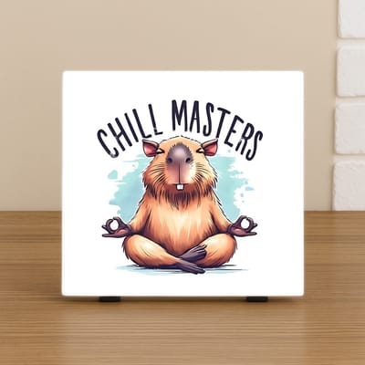 Spreuk Tegel 10,5x10,5cm – Humor Dier – Chill Masters (Capibara Yoga) – Trendy Nu –Decoratie – Zomaar – Decoratief Tegeltje met Standaard – Cadeau Idee