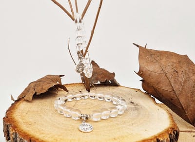 Handgemaakte natuursteen Geluksarmband met hanger "Astrologische Symbolen " Bergkristal" -10 mm diameter van de korrel- Diameter armband 20 cm - Kies je favoriete Astrologische Symbolen - Een mooi cadeau voor familie en vrienden