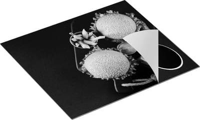 Chefcare Inductie Beschermer Hamburgers met Patat op een Zwarte Marmeren Plaat - Zwart Wit - 60x50 cm - Afdekplaat Inductie - Kookplaat Beschermer - Inductie Mat