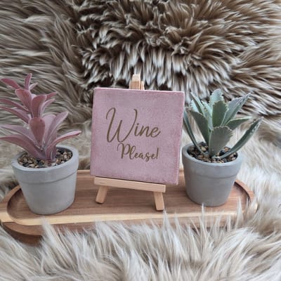 Robuust Wenstegeltje - Wine Please! – Luxe Wijn Tegel met Tekst – Leuk Cadeau voor Wijnliefhebbers en Gezellige Avonden - Trendy nu - Cadeau - Vrienden of Vriendinnen - Familie – Decoratief Tegeltje met Standaard – Cadeau Idee