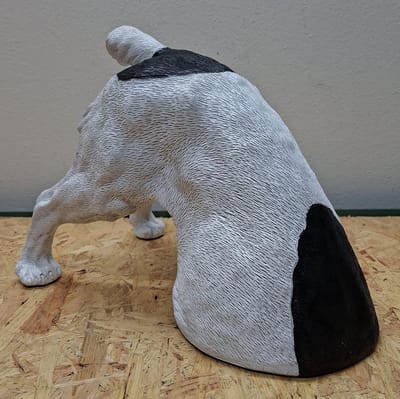 Gravende Hond Jack Russell zwart/wit– Humoristisch Dierenbeeld (23x31 cm) – Polystone - Grappige Hond Achterkant voor Binnen en Buiten