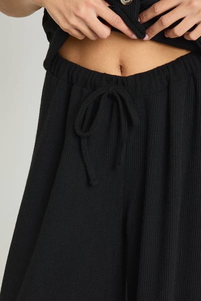 boohoo Dames Crinkle Rib Wijde Pijp Broek | Black | Maat: 6