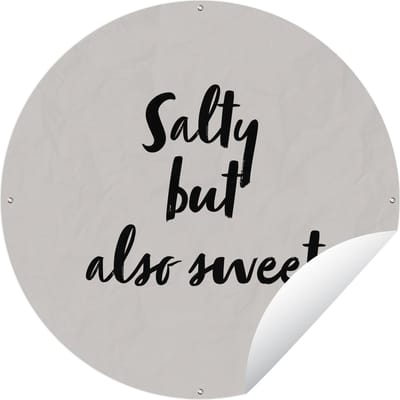 Tuincirkel Quotes - Humor - Spreuken - Salty but also sweet - Koken - 60x60 cm - Ronde Tuinposter - Buiten