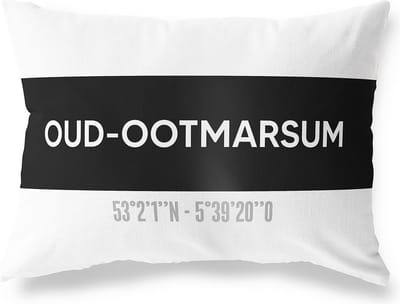 Tuinkussen OUD-OOTMARSUM - OVERIJSSEL met coördinaten - Buitenkussen - Bootkussen - Weerbestendig - Jouw Plaats - Studio216 - Modern - Zwart-Wit - 50x30cm