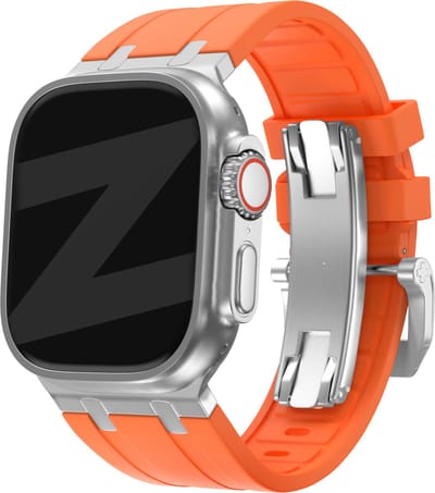 Bandz Siliconen band 'Luxe Liquid' - Hoogwaardig siliconen bandje geschikt voor Apple WatchSeries 1/2/3/4/5/6/7/8/9/10/11/SE/SE2/SE3/Ultra (2/3) - grote maten - 42mm / 44mm / 45mm / 49mm - oranje met zilveren connectors
