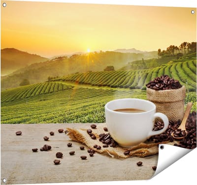 Gards Tuinposter Kopje Koffie op een Plantage Achtergrond6 - 100x80 cm - Tuindoek - Tuindecoratie - Wanddecoratie buiten - Tuinschilderij