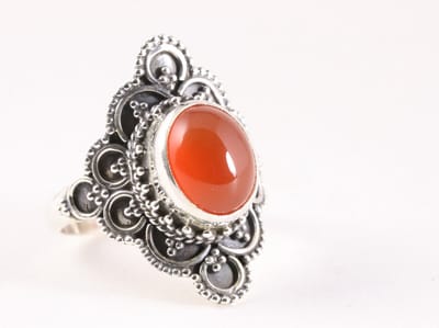 Bewerkte zilveren ring met carneool - maat 17