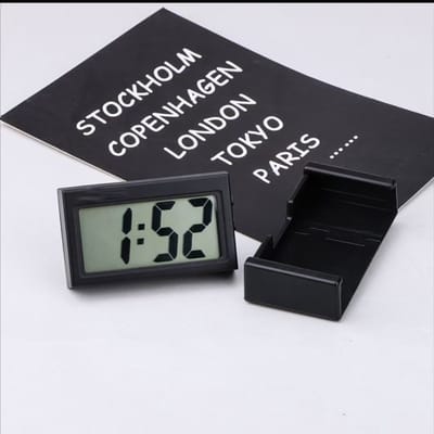 Crrynuo - Opknopbare Digitale Autoklok (Verbetert Zwarte Versie) - 2,0-Inch LCD-Scherm - 50mm Diameter - ABS Huis - Mineraalversterkt Glas - Kunststof Band