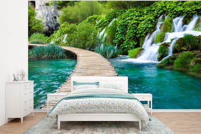 Behang - Fotobehang Brug - Water - Planten - Waterval - Groen - Breedte 400 cm x hoogte 300 cm
