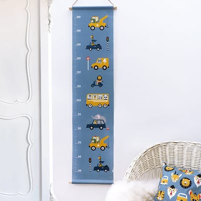 Groeimeter Dieren Onderweg jeans blauw 30cm x 130cm - groeimeter - babykameraccessoire - katoen - voertuigen - dieren - bus - takelwagen - krokodil - aap - baviaan - blauw - oker - jongenskamer - muurdecoratie - stokken - lederlook touwtje